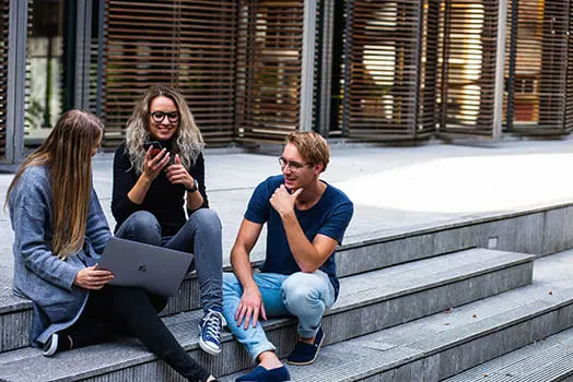 Etudiants discutant devant l'école