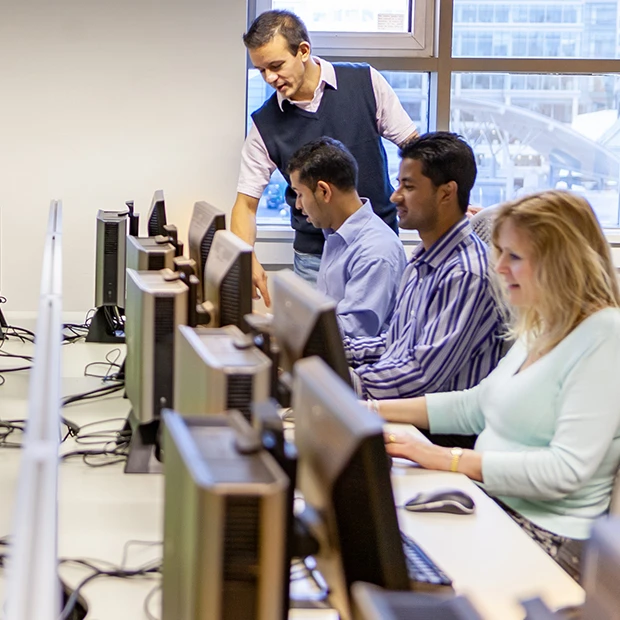 Formateur avec un groupe d'apprenants ENI Service