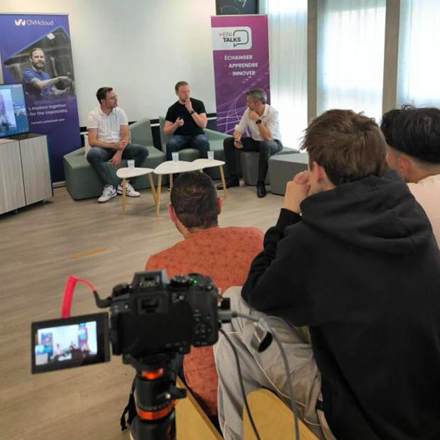 Un format interactif qui encourage les échanges entre intervenants et participants, en présentiel et à distance